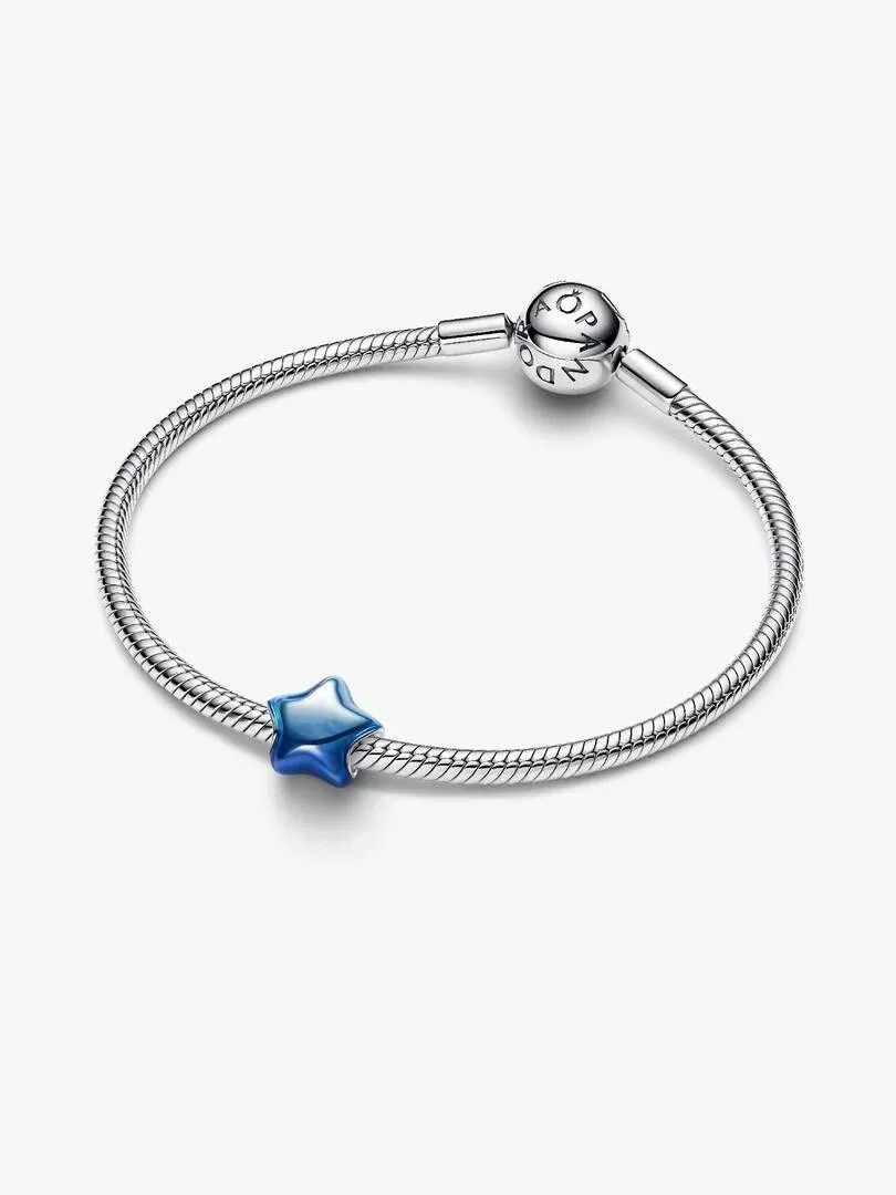 Charm étoile bleue sur un bracelet en argent, vue de face inclinée, fond blanc.