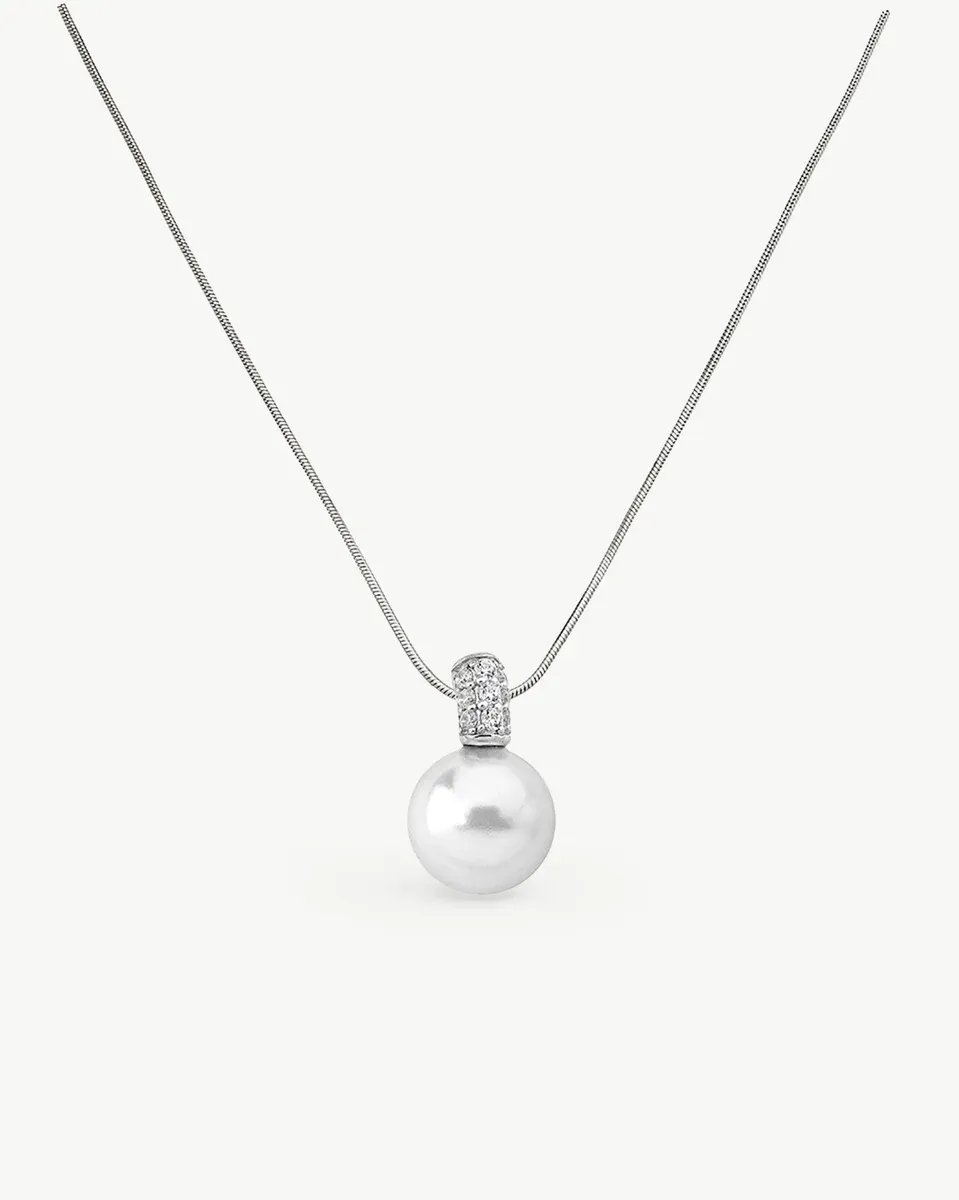 Ketting met witte parel en zirkonia hanger, vooraanzicht op een neutrale witte achtergrond.
