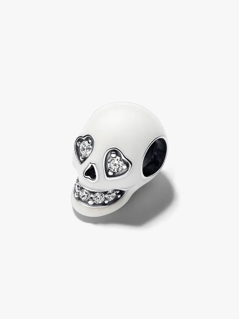 Silberner Totenkopf-Charm mit herzförmigen Augen und Zirkonia, Dreiviertelansicht auf weißem Hintergrund.