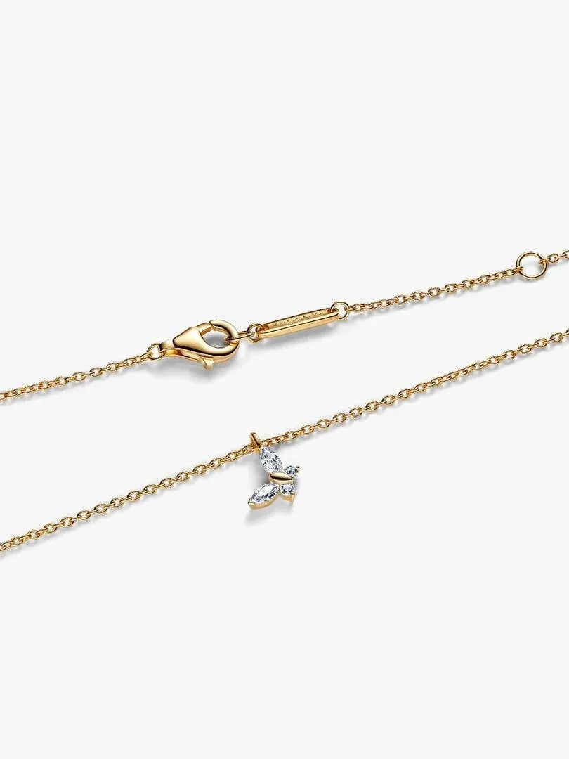 Collier à chaîne fine avec pendentif papillon, vue de face sur fond blanc.