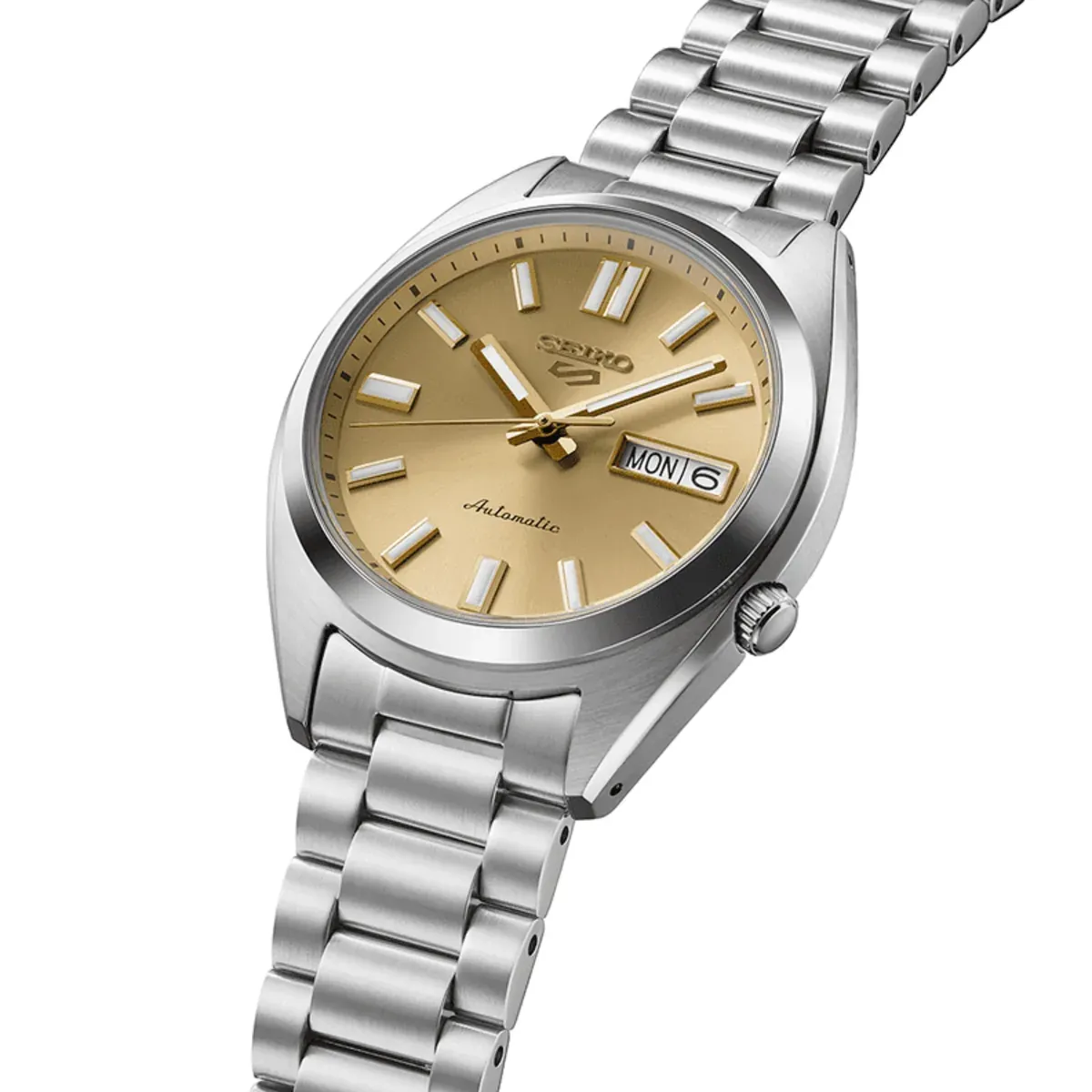 Vista en ángulo tres cuartos del reloj con esfera champán y brazalete de acero, sobre fondo blanco.