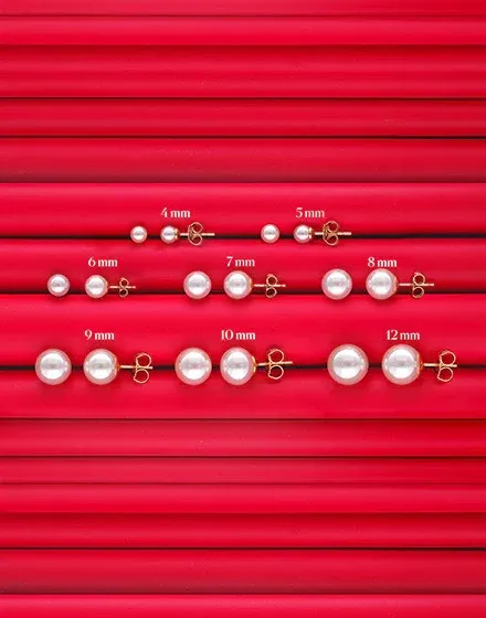 Pearl earring size guide on red background showing different diameters with measurements.