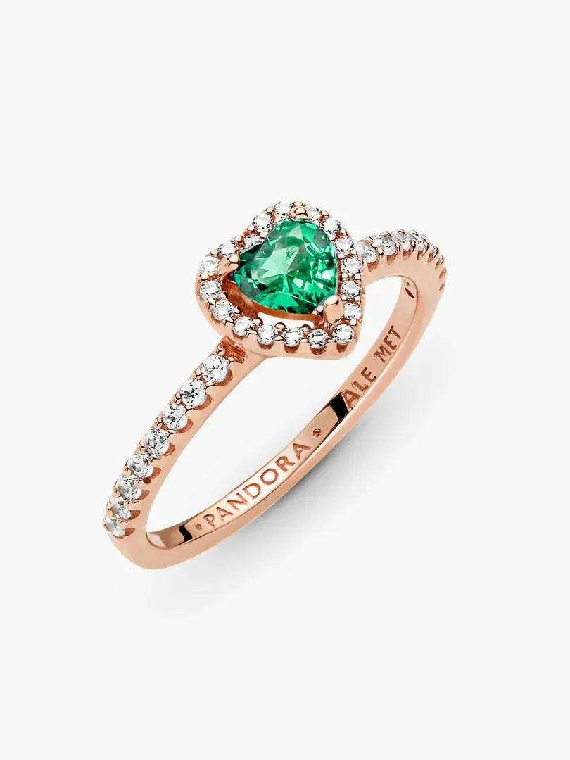 Hartring met groene steen en halo van zirkonia, zijwaarts aanzicht op witte achtergrond.