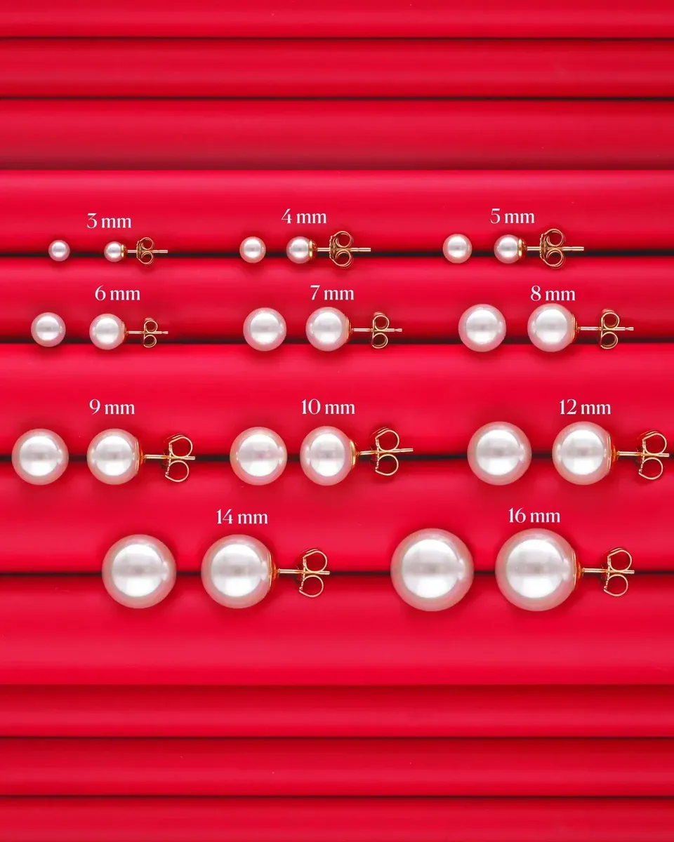 Guía de tamaños de perlas de 3mm a 16mm sobre fondo rojo acanalado, mostrando vistas frontales y laterales.