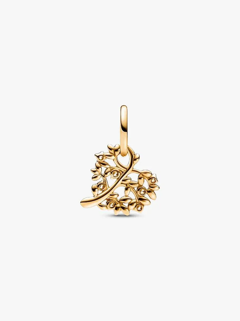 Charm colgante de oro en forma de corazón con diseño de árbol, vista frontal sobre fondo blanco.