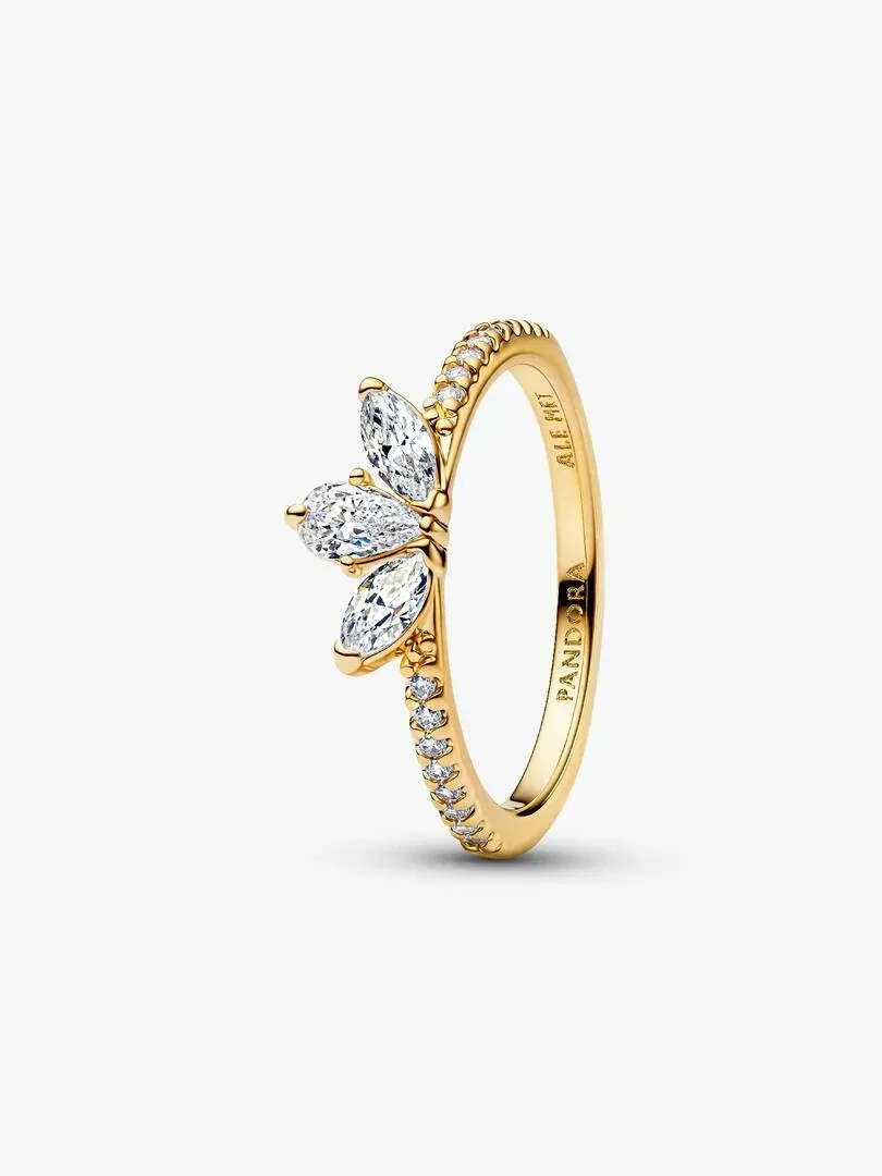 Anillo floral visto en ángulo lateral, fondo blanco, detalle de las circonitas y el acabado en oro.