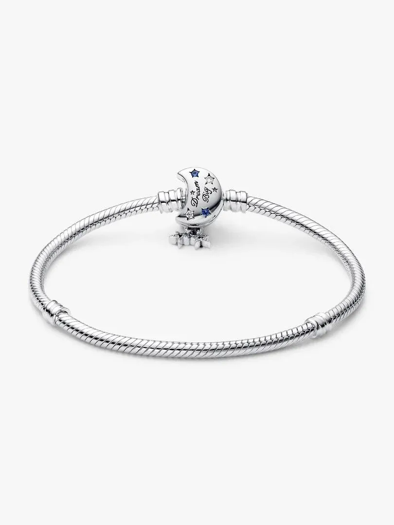 Pulsera de cadena vista en ángulo picado sobre fondo blanco, destacando el cierre de luna con cristales azules.