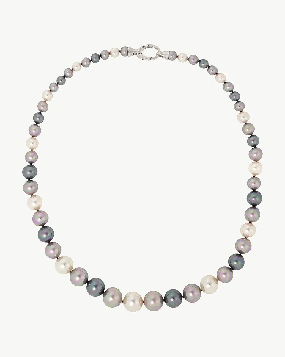 Collier de perles multicolores disposé en cercle sur fond blanc, vue de dessus.
