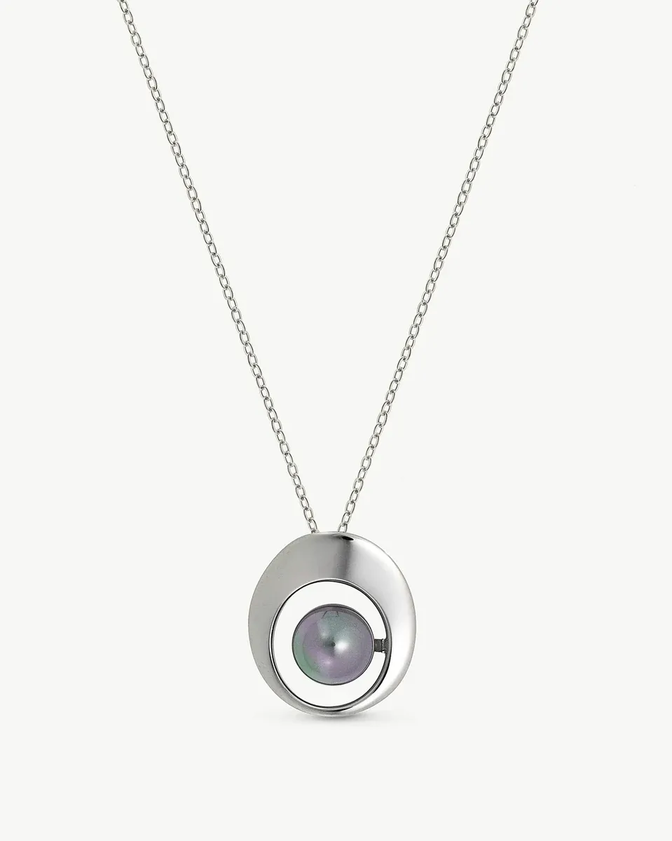 Collier avec pendentif rond en perle grise sur fond blanc, vue frontale centrée.