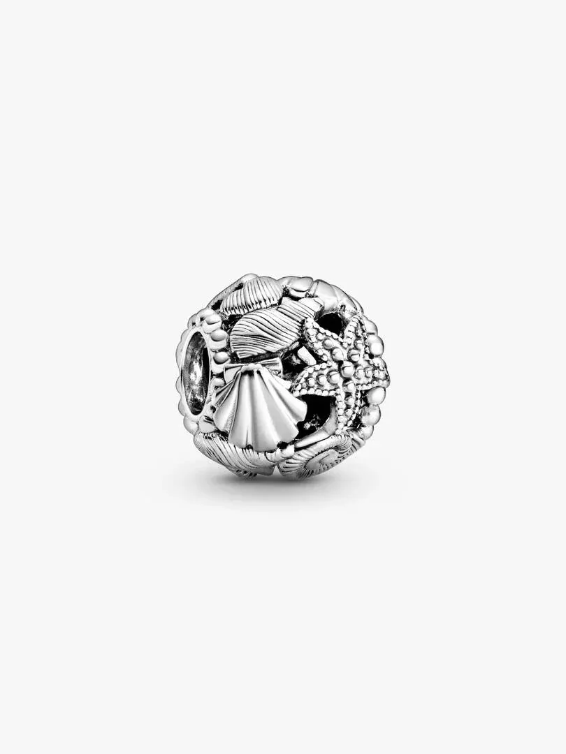 Charm de plata con motivos marinos visto en ángulo lateral sobre fondo blanco.