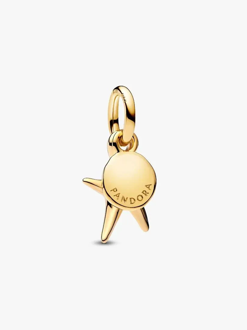 Charm étoile de mer vue de profil, finition dorée 14k, fond blanc.
