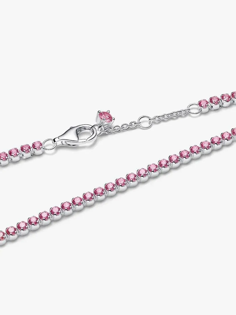 Gros plan du bracelet en circonites roses et fermoir en argent sur fond blanc.
