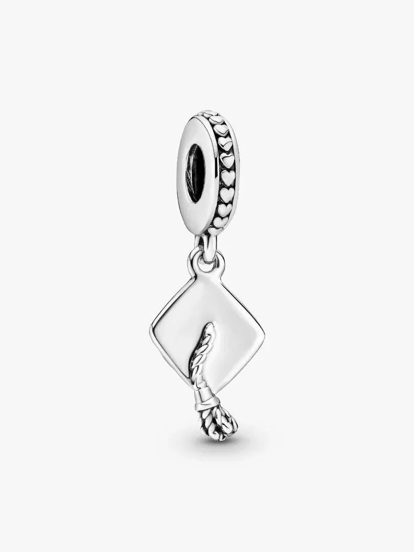 Charm pendentif mortier en argent, vue de face, angle légèrement plongeant, fond blanc.