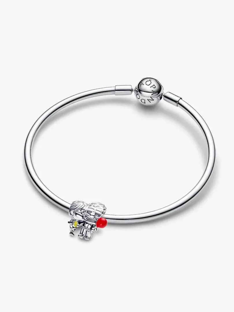 Pulsera de plata vista desde un ángulo superior, fondo blanco, con el charm de Disney Pixar en la parte inferior.