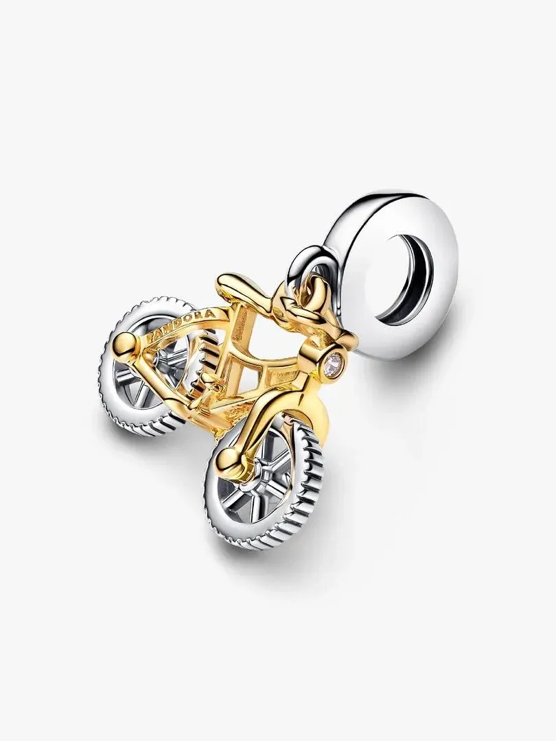 Fiets charm in zijaanzicht op een witte achtergrond, met gouden frame en zilveren wielen.