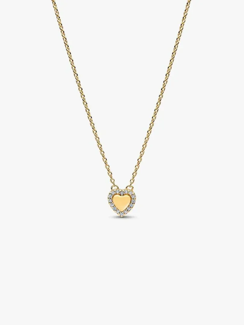 Collier avec pendentif cœur doré et halo de zircons, vue de face sur fond blanc.