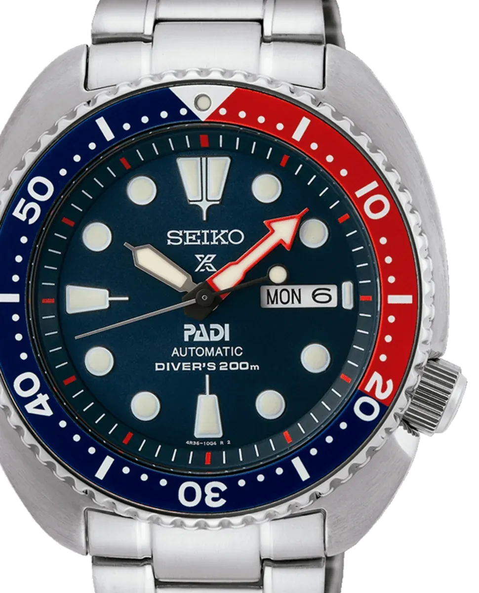 Primer plano de la esfera azul y el bisel bicolor rojo y azul, fondo blanco.
