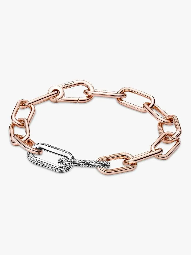 Pulsera de eslabones vista desde un ángulo superior, fondo blanco, detalle del doble link con pavé de circonitas.