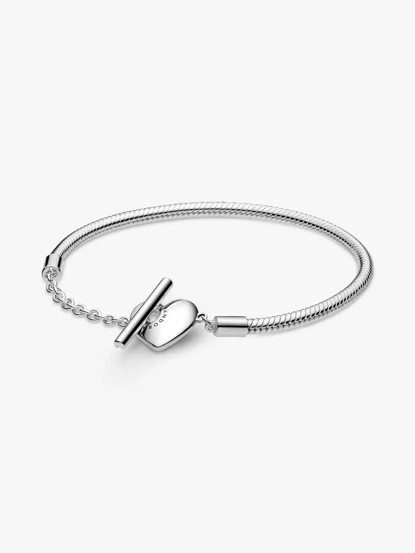 Vue de dessus du bracelet chaîne serpent avec fermoir barre en T et pendentif cœur, fond blanc.