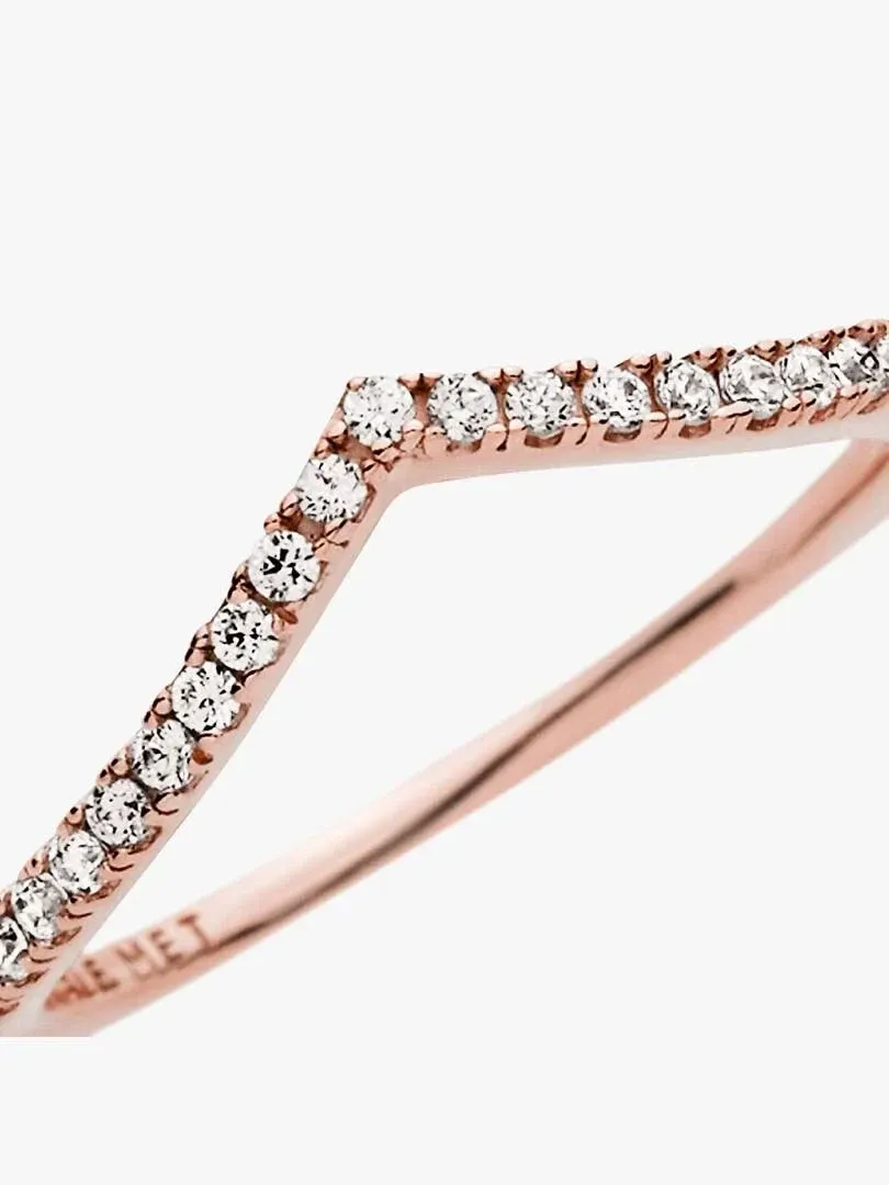 Seitenansicht der V-förmigen Ringschiene mit Pavé-Zirkonia, weißer Hintergrund.