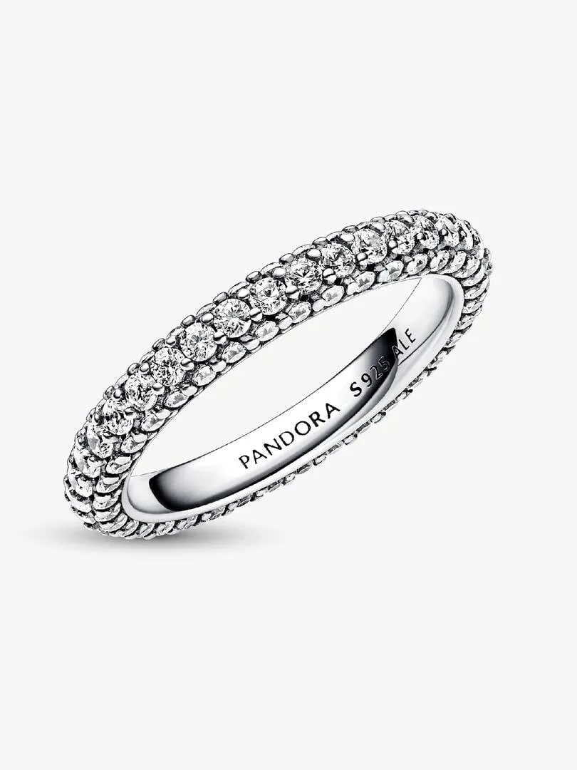 Silberner Ring in Seitenansicht auf weißem Hintergrund, mit Fokus auf die Pavé-Fassung und die Gravur.