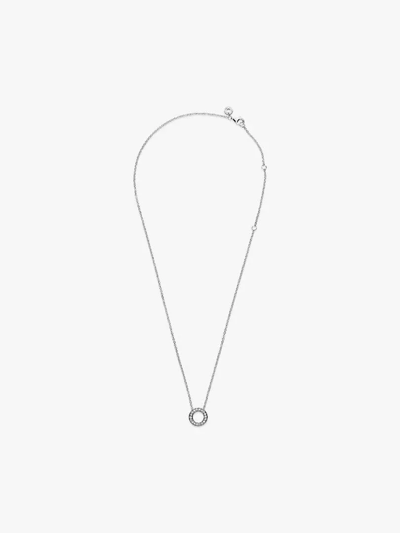 Collier en argent avec pendentif circulaire pavé, vue frontale complète sur fond blanc.