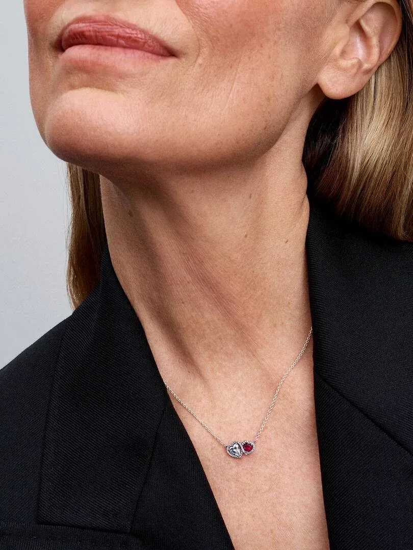 Gros plan du collier sur le cou d'un mannequin, vue de face sur fond neutre.