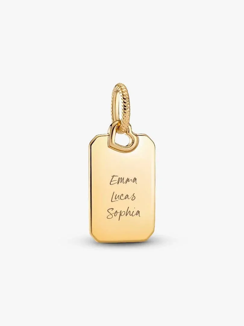Gouden rechthoekige hanger met gegraveerde namen, vooraanzicht op witte achtergrond.