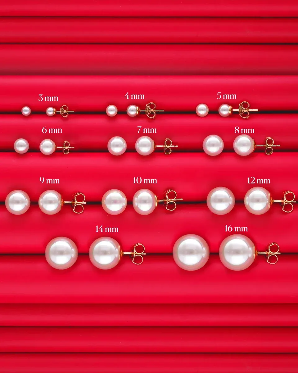 Comparison of pearl earrings in various sizes on a red background with millimeter labels.