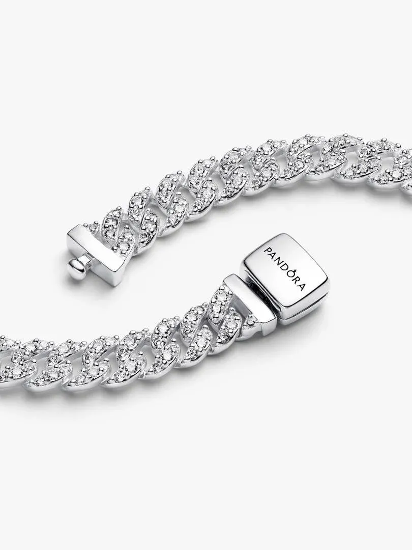 Primer plano del cierre de la cadena cubana con logotipo grabado, fondo blanco.