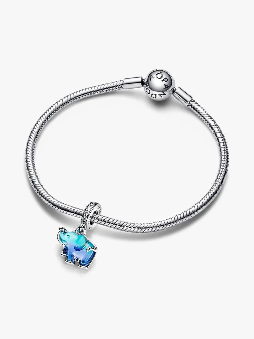 Charm de elefante azul sobre pulsera de plata, vista frontal en ángulo, fondo blanco.