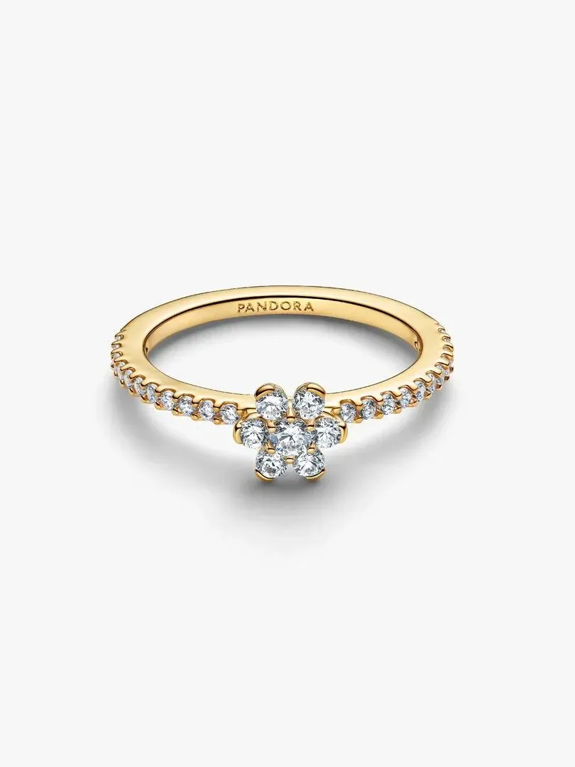 Anillo de flor visto en ángulo lateral, fondo blanco, detalle del diseño con pavé y circonitas.