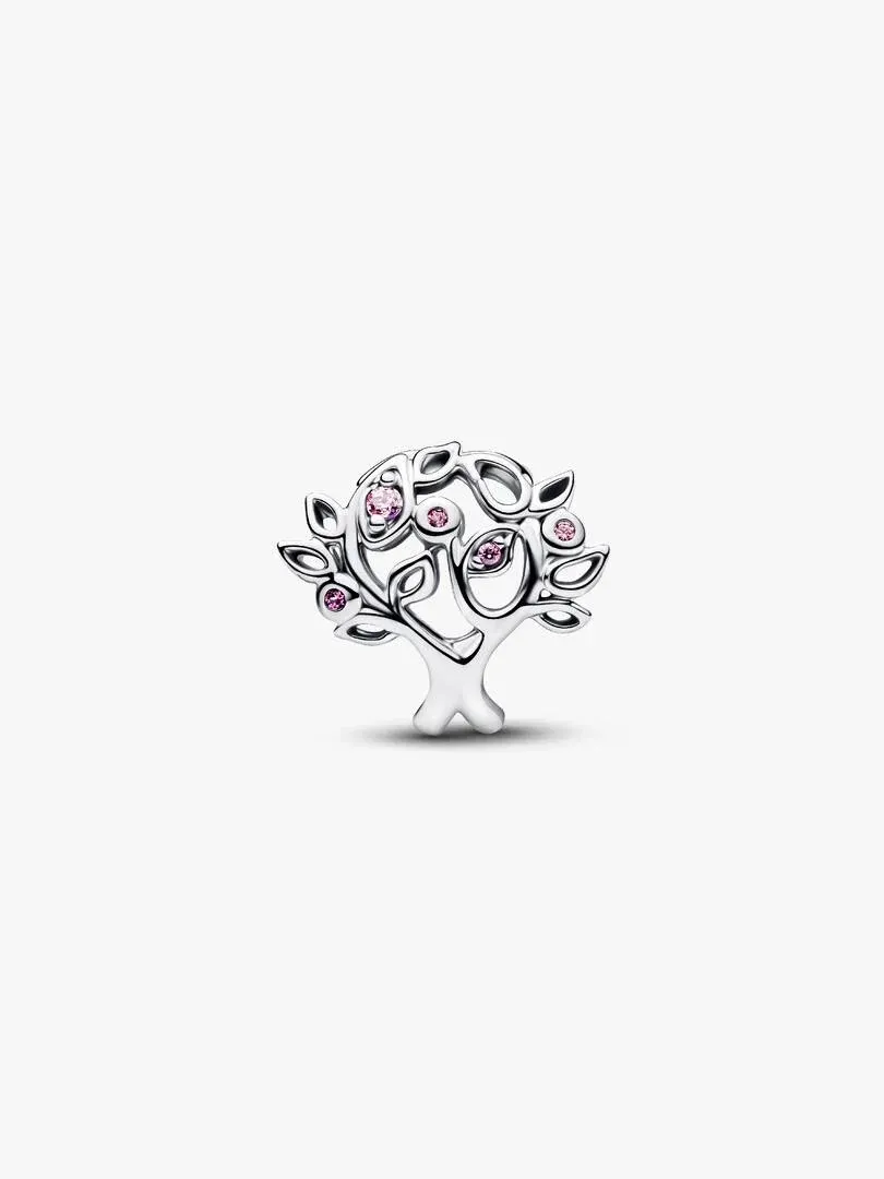 Charm de árbol en plata con detalles de filigrana y piedras rosas, vista frontal sobre fondo blanco.