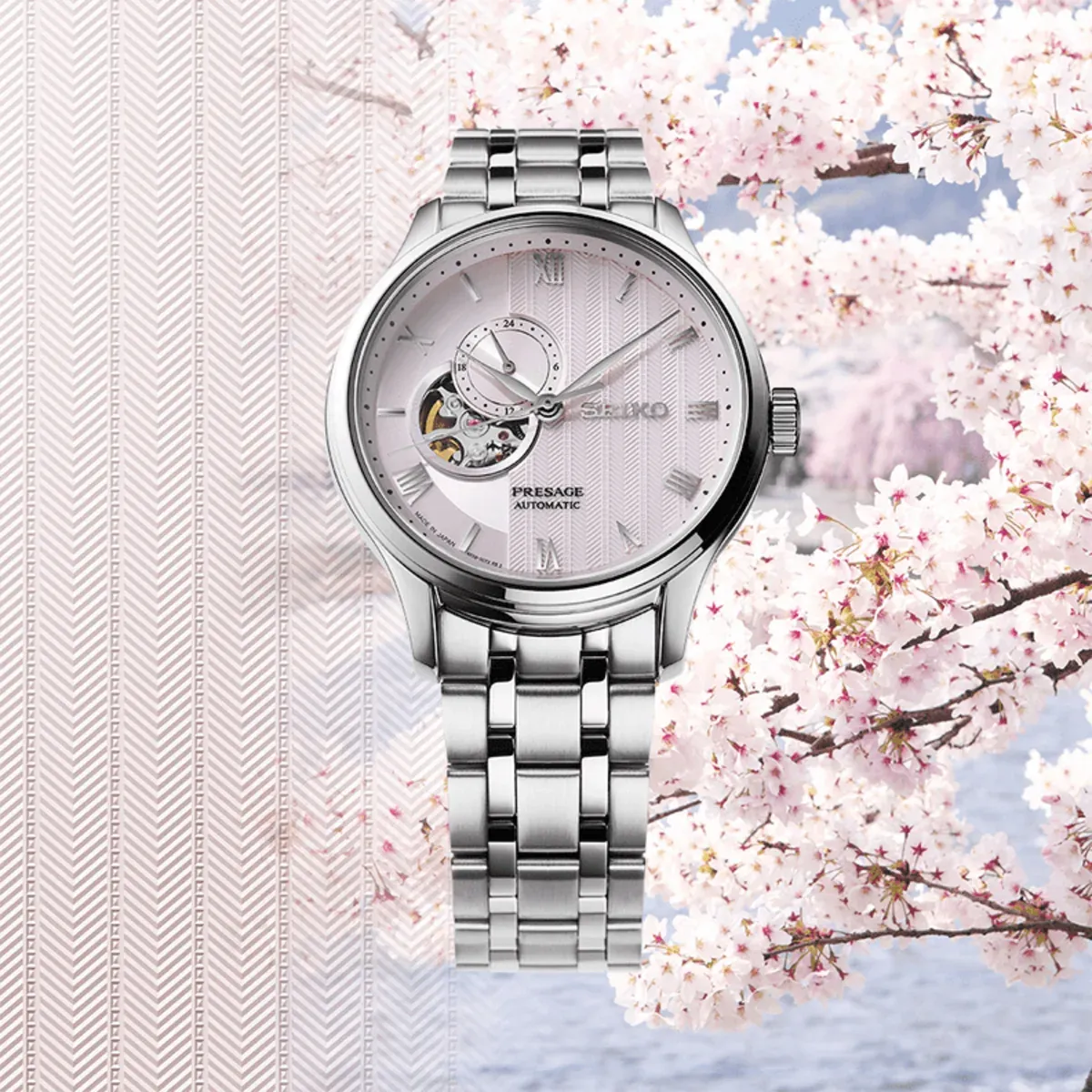 Reloj centrado en composición artística con flores de cerezo y textura lineal de fondo.