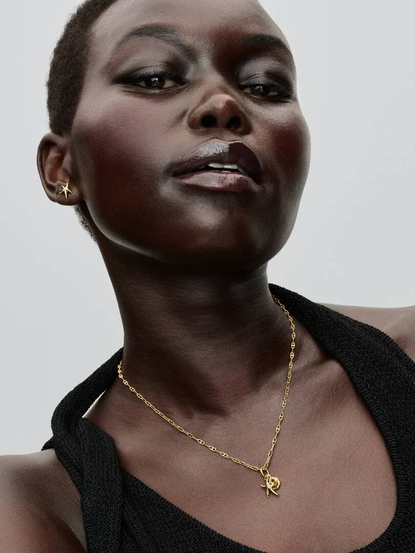 Nahaufnahme der goldenen Ankerhalskette am Hals, Frontansicht am Model.