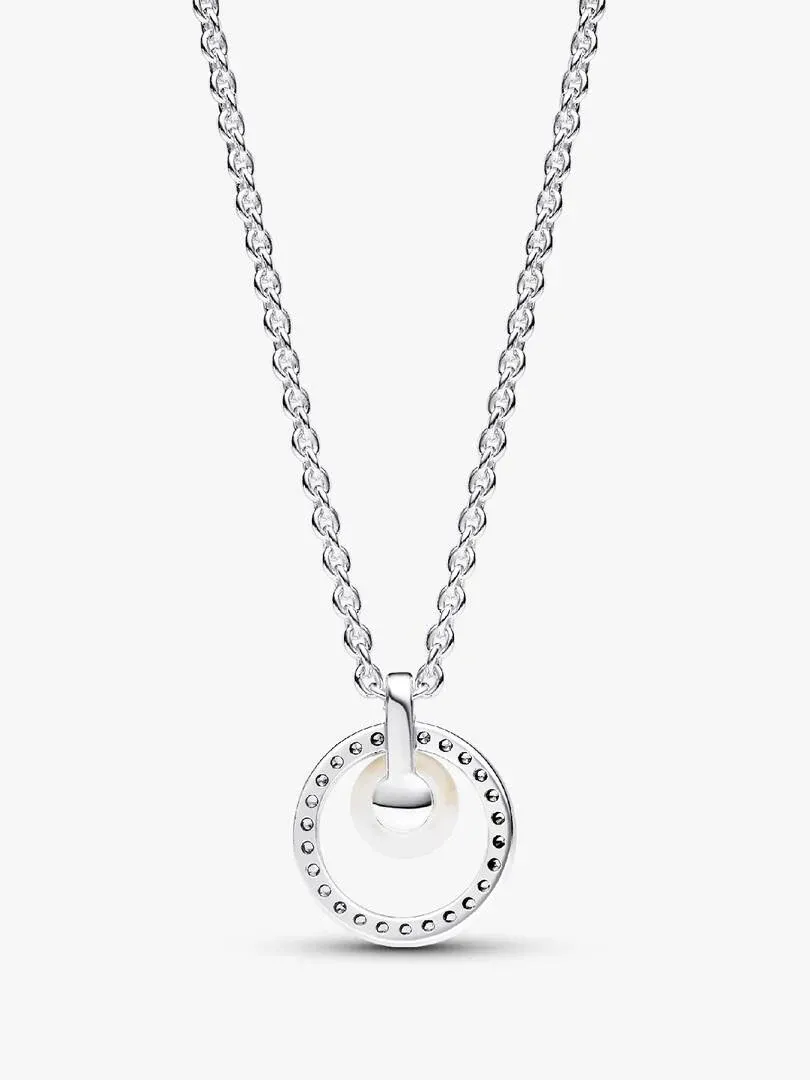 Collar de plata con colgante circular de perla y pavé, vista frontal sobre fondo blanco.