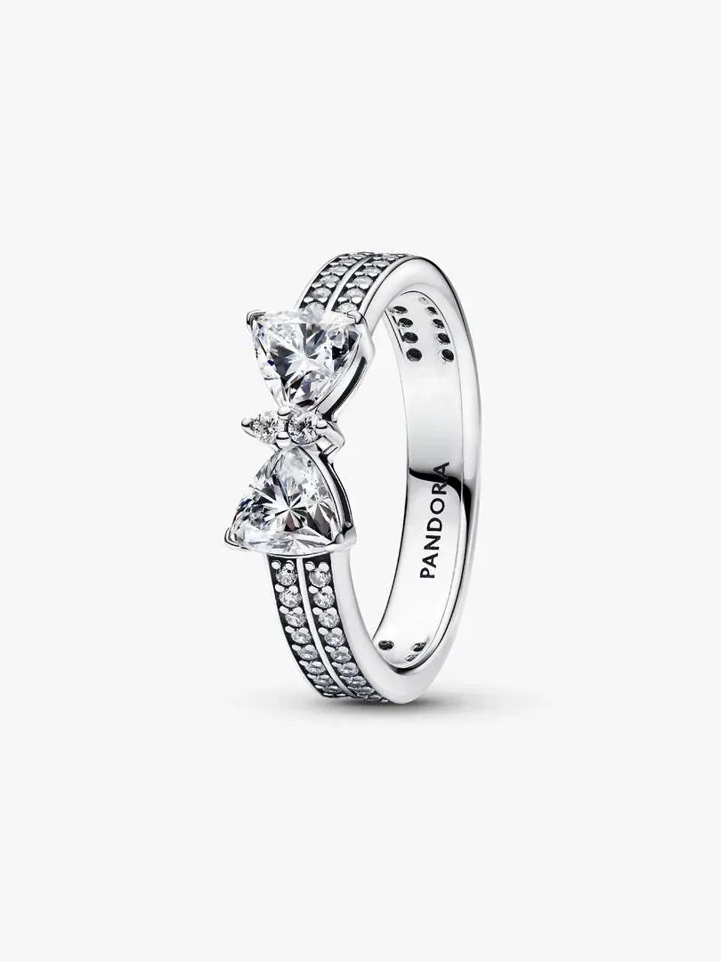 Dubbele band ring met strikmotief, driekwartมุม aanzicht op een witte achtergrond.