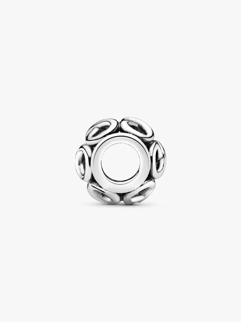 Charm de plata con diseño de infinito visto frontalmente, fondo blanco puro.