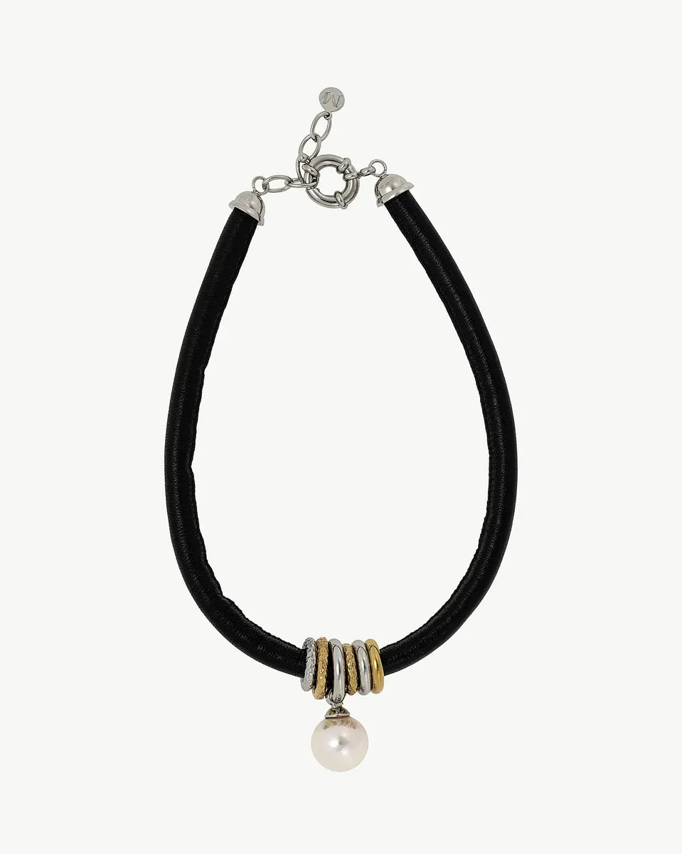 Collier ras du cou en cuir noir avec perle blanche pendante et détails métalliques, vue de face sur fond blanc.