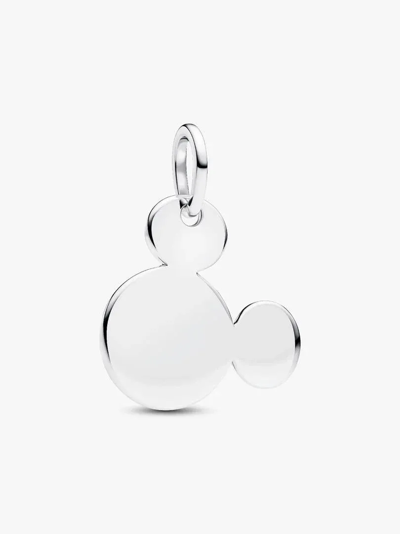 Charm de silueta Mickey Mouse en plata, vista frontal ligeramente lateral sobre fondo blanco.
