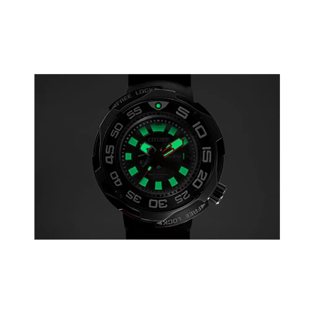 Vista frontal del reloj sobre fondo negro, destacando la luminiscencia verde de los índices y manecillas.