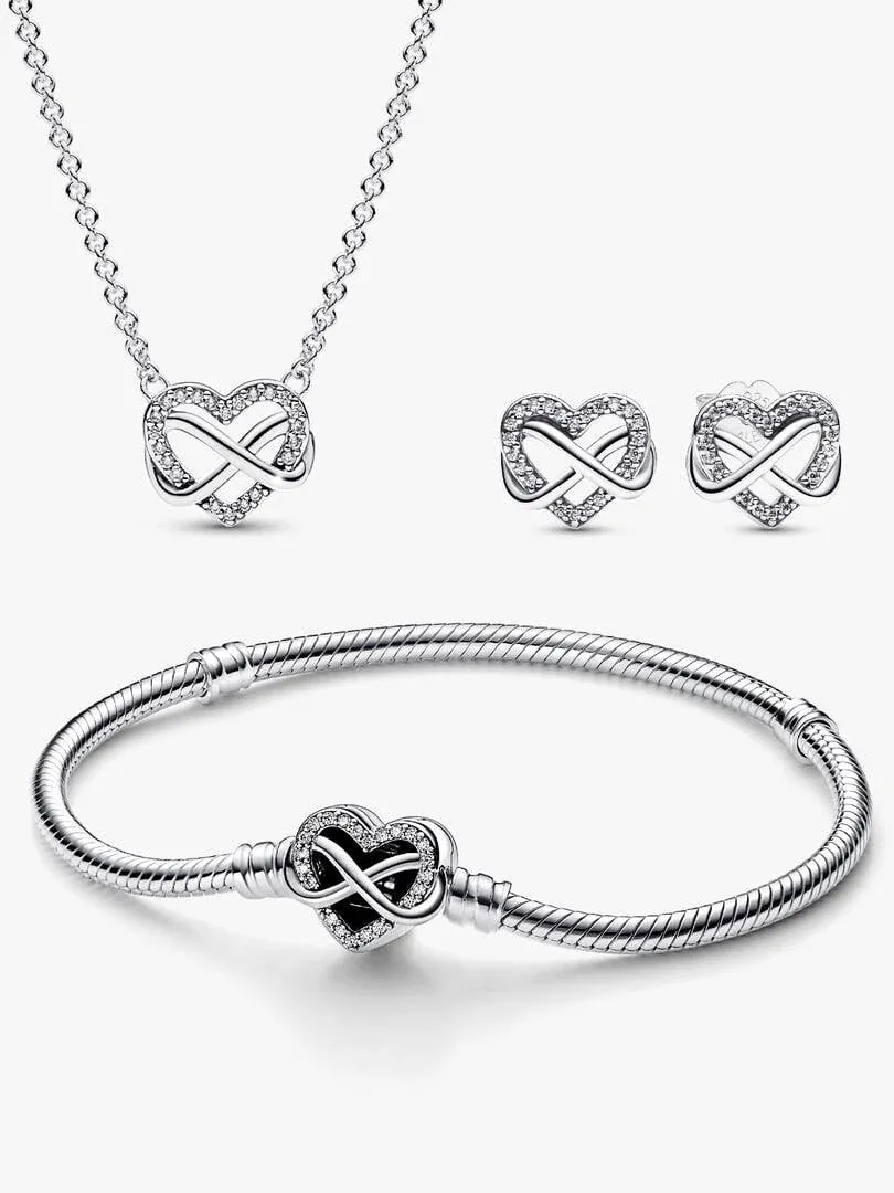 Conjunto de collar, pendientes y pulsera sobre fondo blanco, vista frontal con disposición equilibrada.