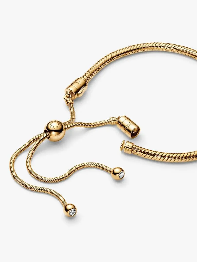 Vista superior de pulsera de cadena de serpiente con cierre deslizante y cuentas de circonita, fondo blanco.