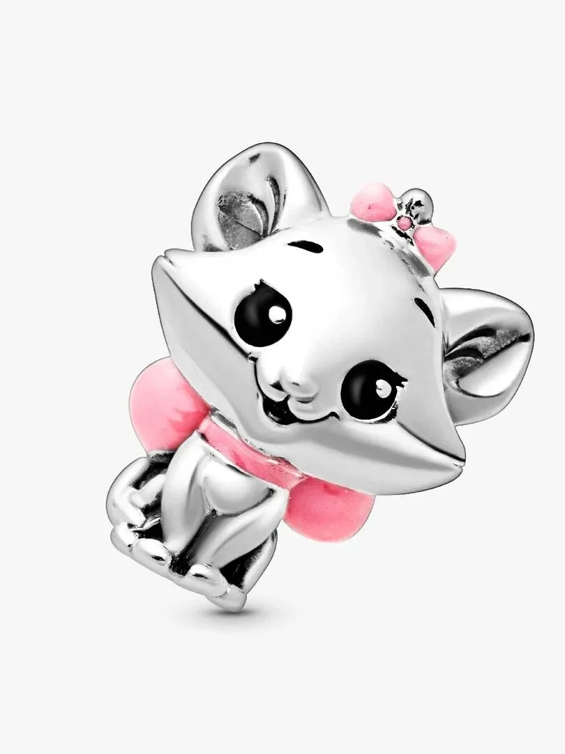 Charm de gato en plata con detalles de esmalte rosa, vista frontal sobre fondo blanco.