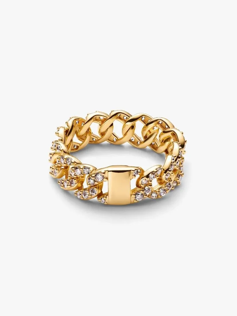 Anillo de eslabones cubanos con pavé de circonitas, vista en ángulo sobre fondo blanco.