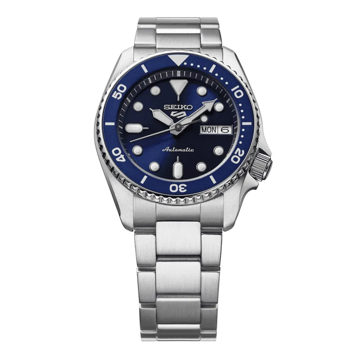 Vista en perspectiva del reloj completo sobre fondo blanco, destacando la esfera azul y el brazalete de acero.