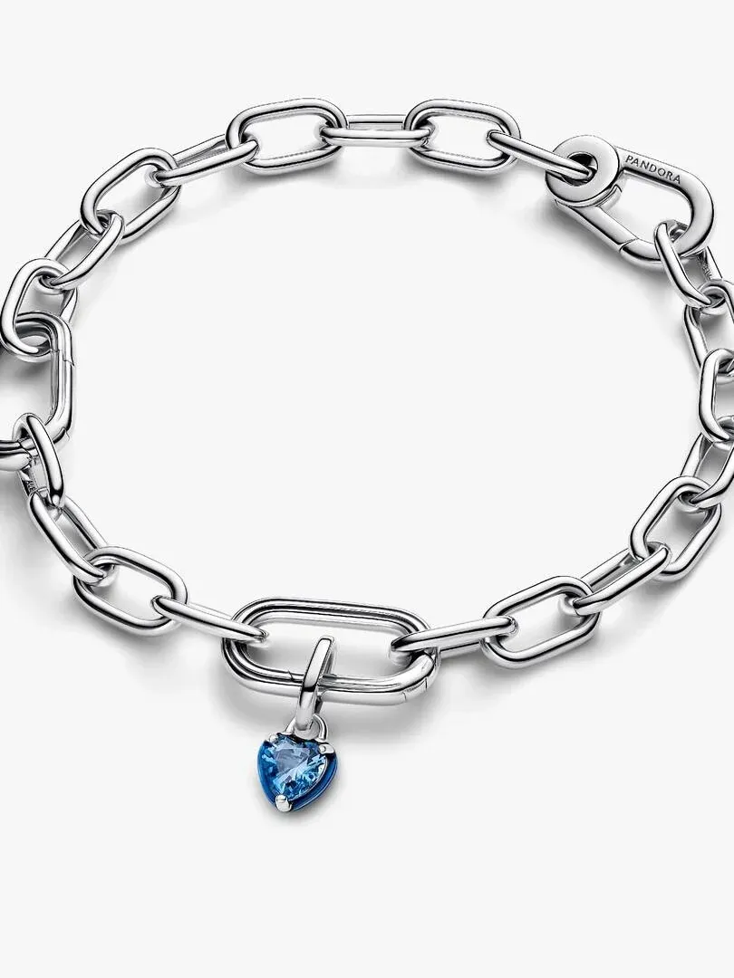 Bracelet à maillons en argent avec mini pendentif cœur bleu, vue de face sur fond blanc.