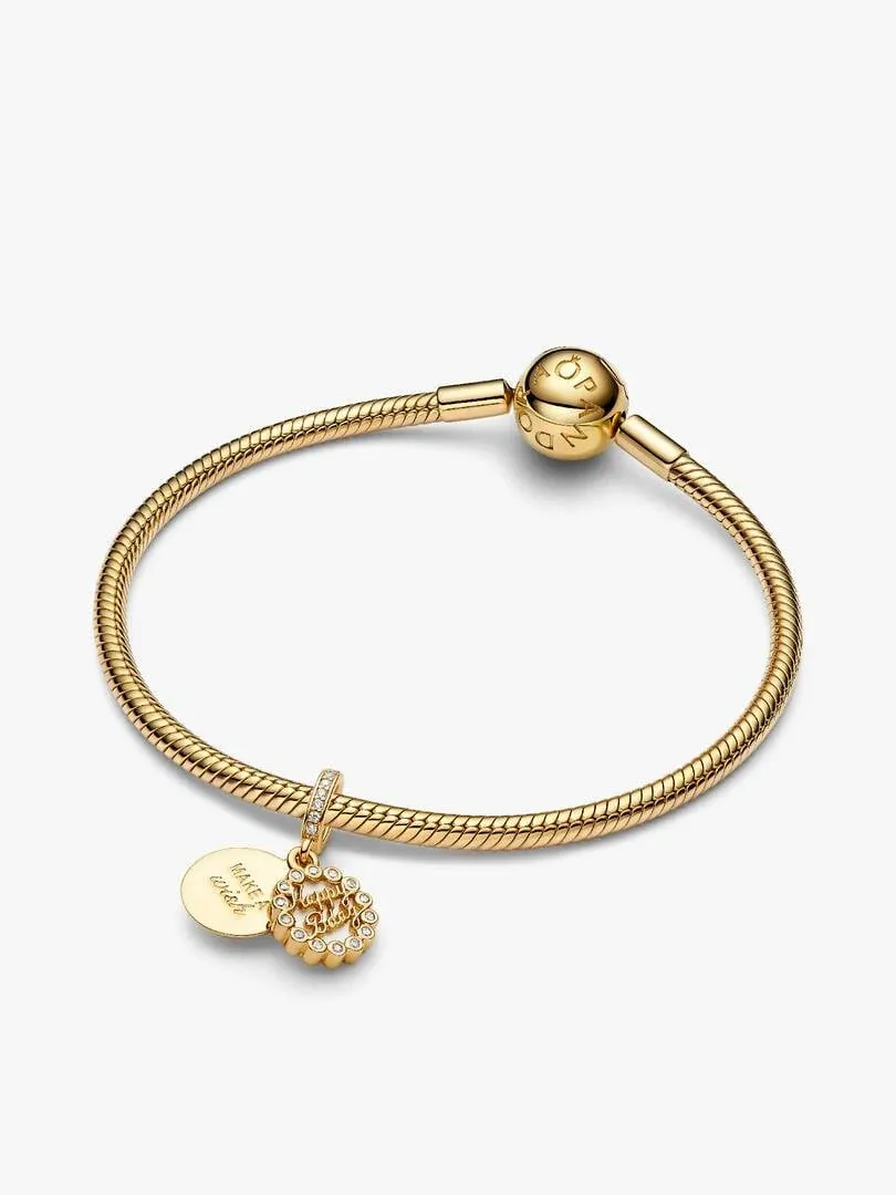 Bracelet chaîne serpent doré avec charm rond de gâteau, vue de face sur fond blanc.