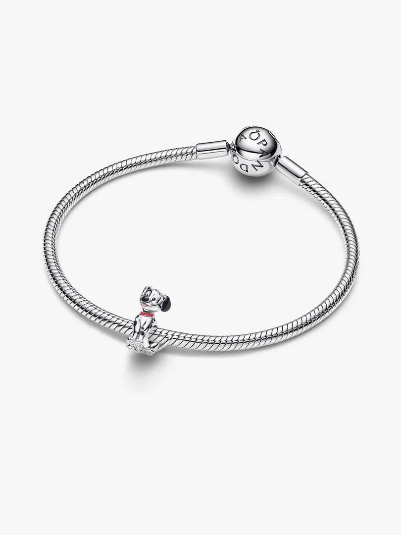 Pulsera de plata con charm de cachorro, vista frontal en ángulo sobre fondo blanco.