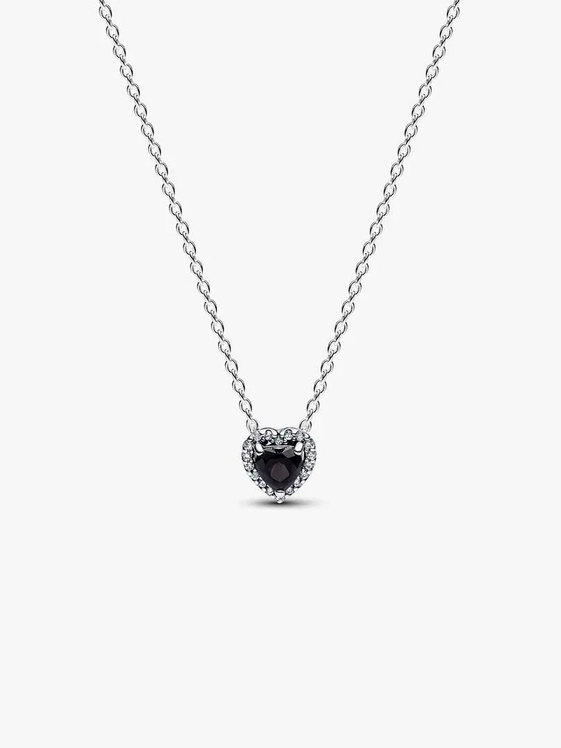 Collier avec pendentif cœur noir et zircons sur fond blanc, vue frontale centrée.